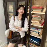DIANA VEVINA 羊驼毛钻领珍珠扣针织衫 白