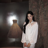 KINGWEN 2510 白色绸缎飘带衬衫