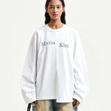 MATIN KIM 2603 ASYMMETRIC LOGO TOP IN WHITE