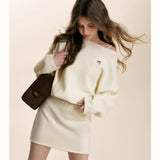 Kroche 2601 斜肩蝙蝠长袖针织A字短款收腰连衣裙